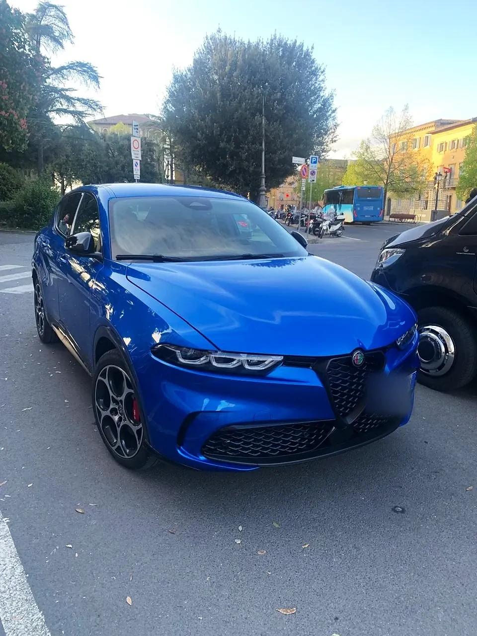 Alfa Romeo azul com rodas escuras