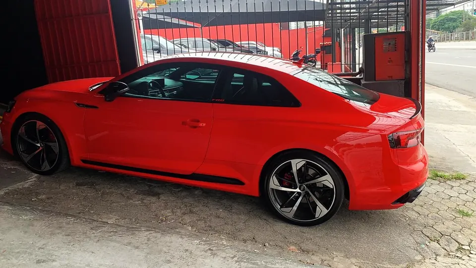 Audi RS vermelho, lateral, na oficina