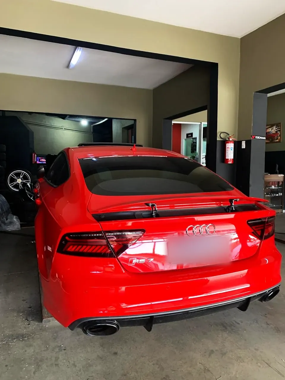 Audi RS vermelho na oficina da RM