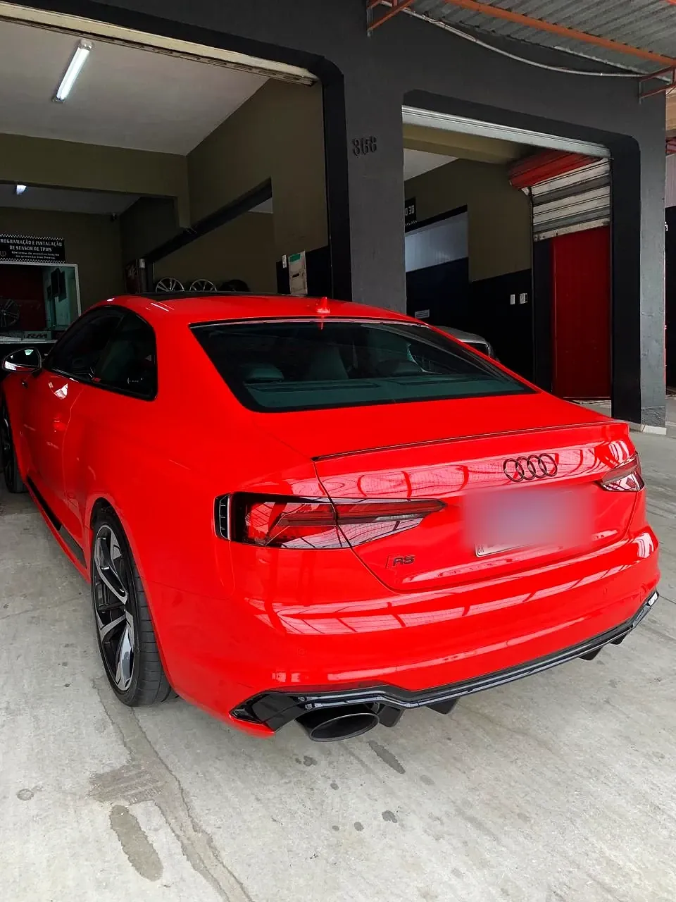 Audi RS vermelho, traseira, na oficina