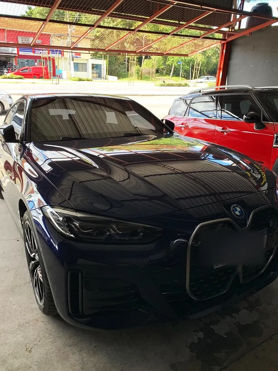 BMW i4 azul-escuro na oficina