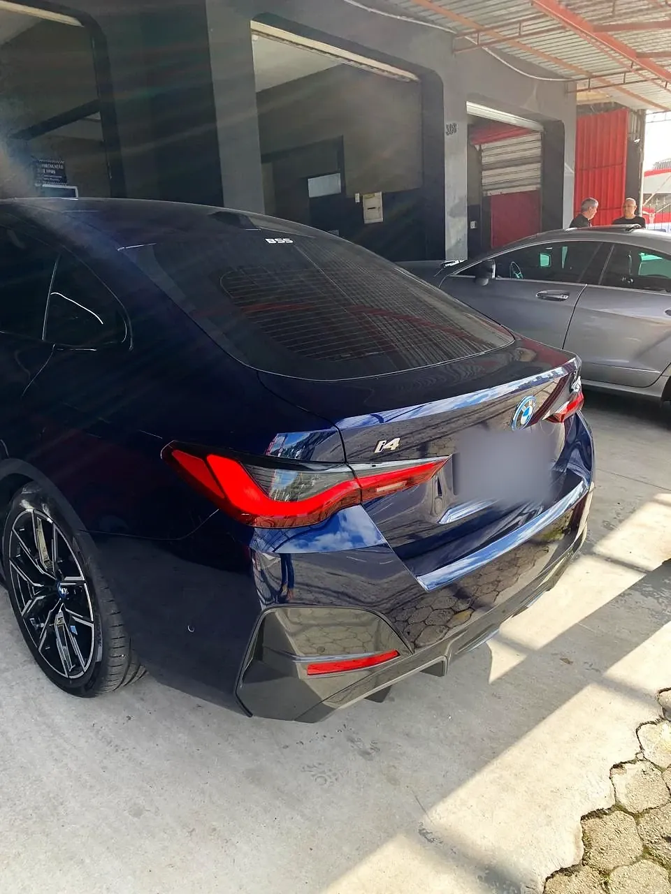 BMW i4 azul-escuro, traseira, na oficina
