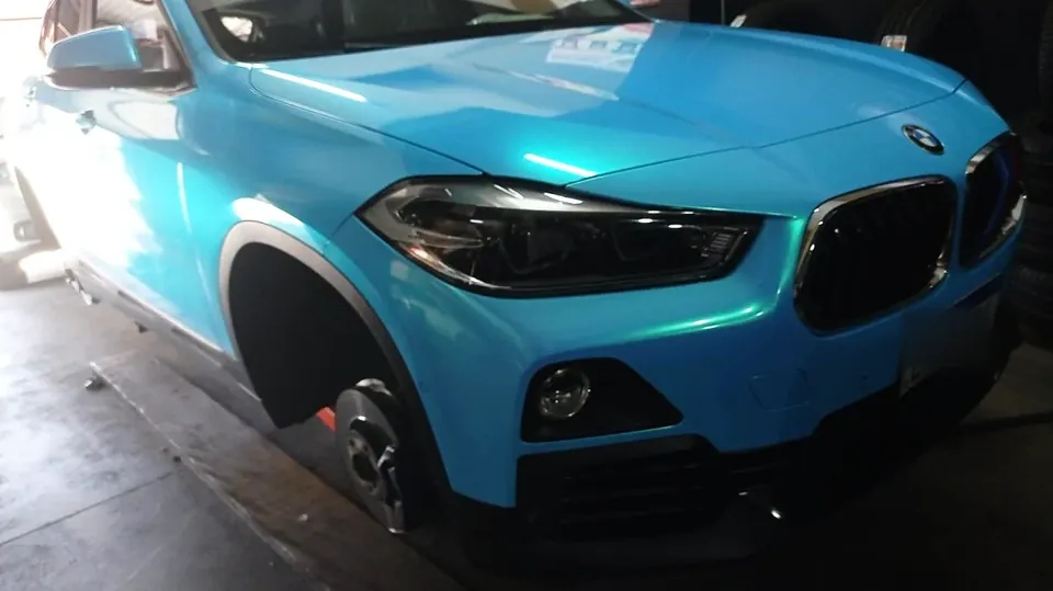 BMW X2 azul na oficina da RM, no Butantã, em São Paulo