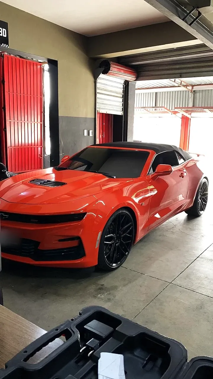 Chevrolet Camaro laranja na oficina