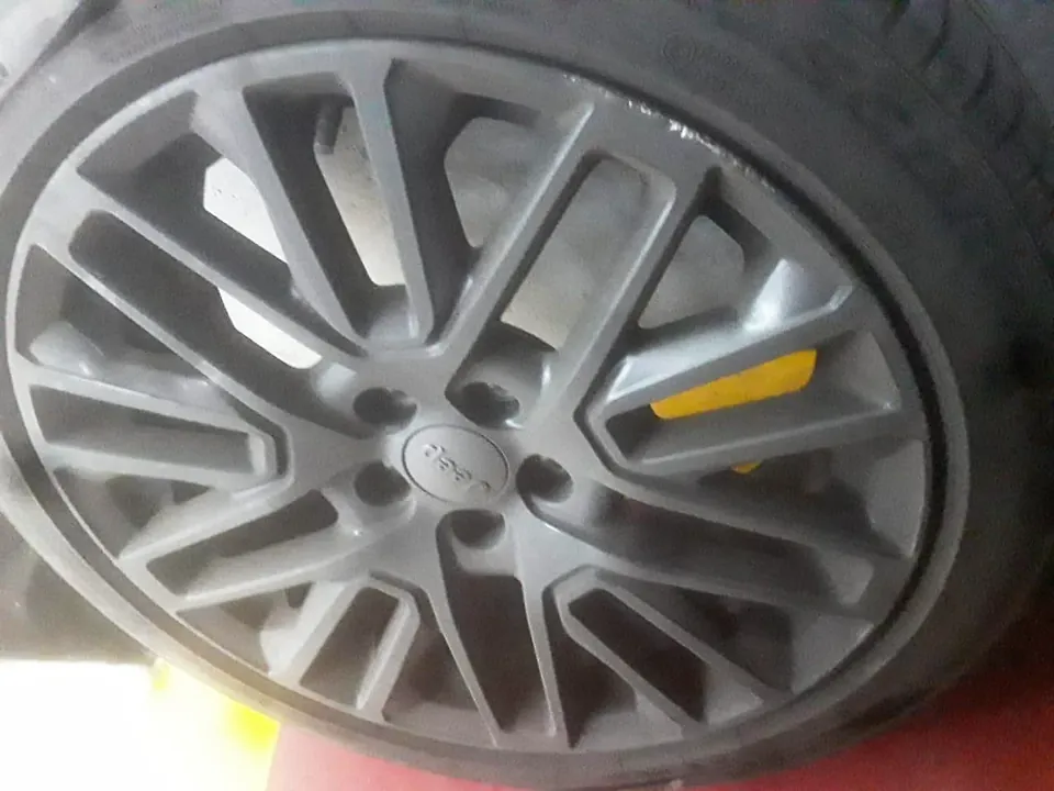 Detalhe da face usinada de uma roda de raios múltiplos