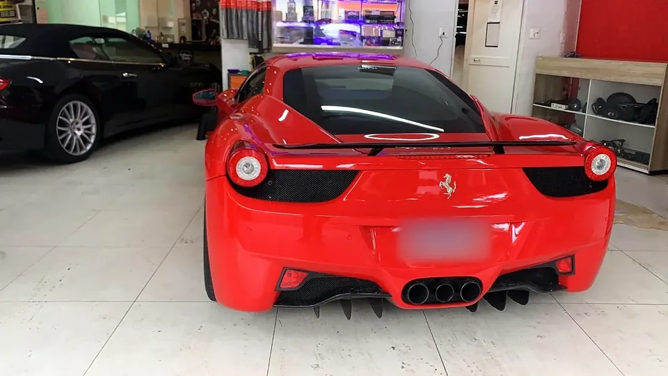 Ferrari 458 vermelha na oficina da RM