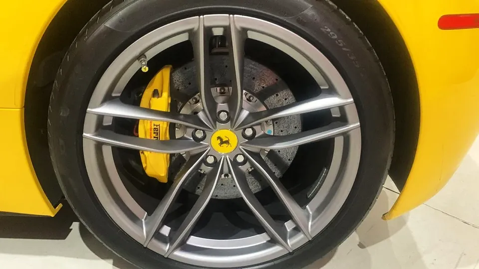 Ferrari amarela com roda diamantada e pinça de freio amarela