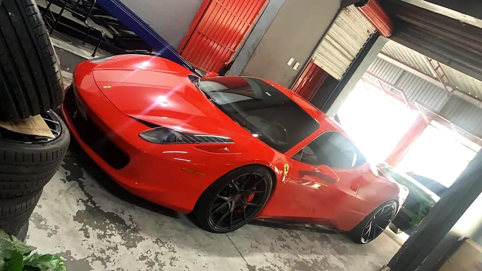 Ferrari vermelha na oficina da RM