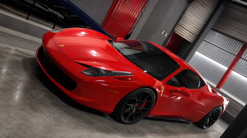 Ferrari vermelha em atendimento na oficina da RM Centro Automotivo