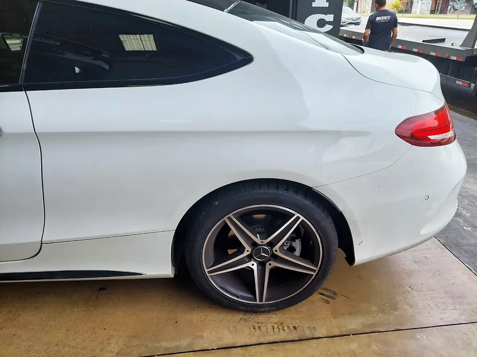 Mercedes coupé branco com roda de raios duplos e face usinada