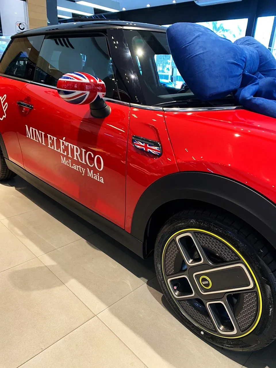 Mini elétrico vermelho na oficina