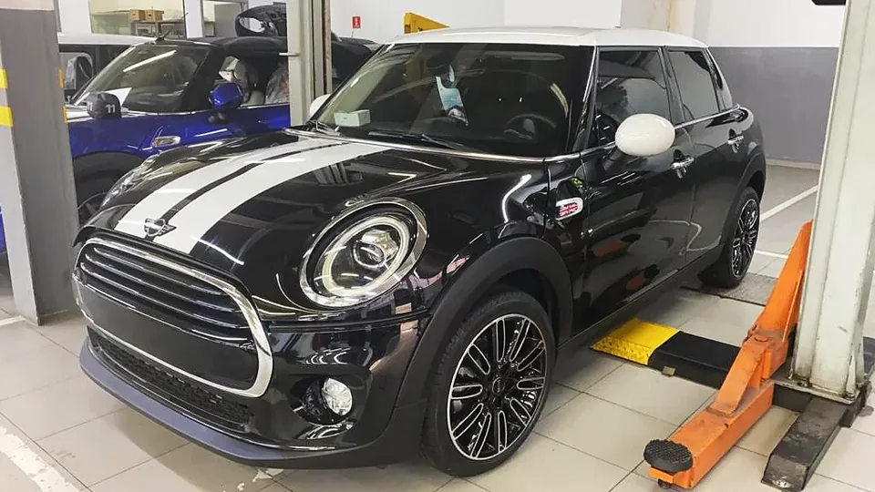 Mini preto com faixas brancas no elevador