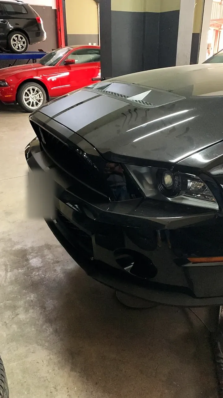 Ford Mustang preto na oficina