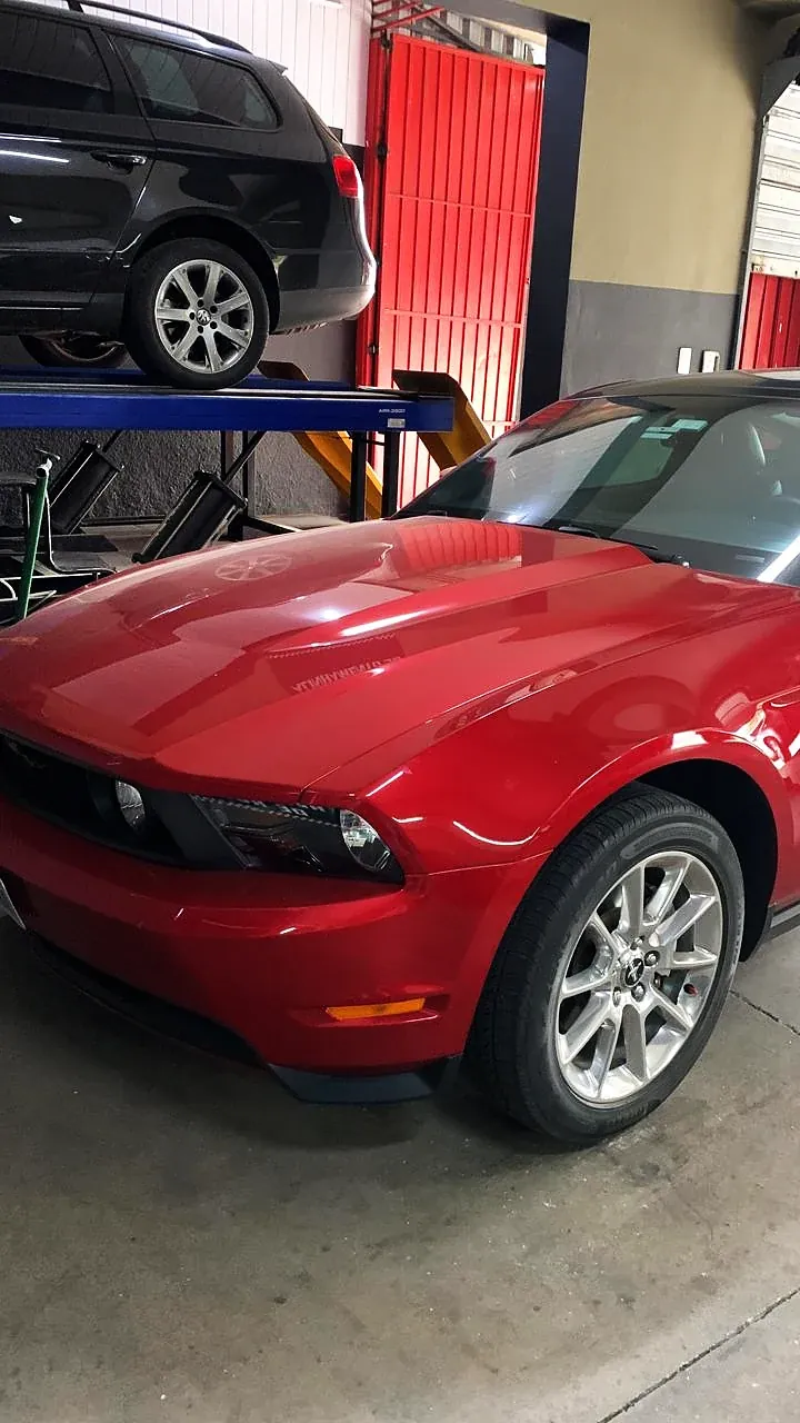 Ford Mustang vermelho na oficina