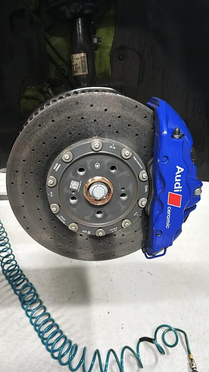 Pinça Audi azul montada com disco carbono-cerâmico