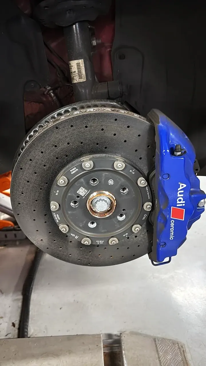 Pinça de freio Audi azul em detalhe