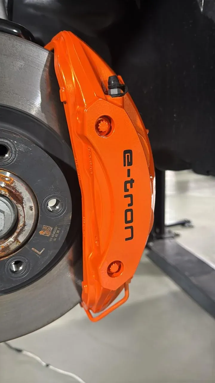 Detalhe da pinça de freio Audi e-tron em laranja