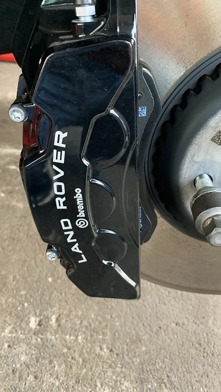 Pinça Brembo Land Rover preta e disco de freio