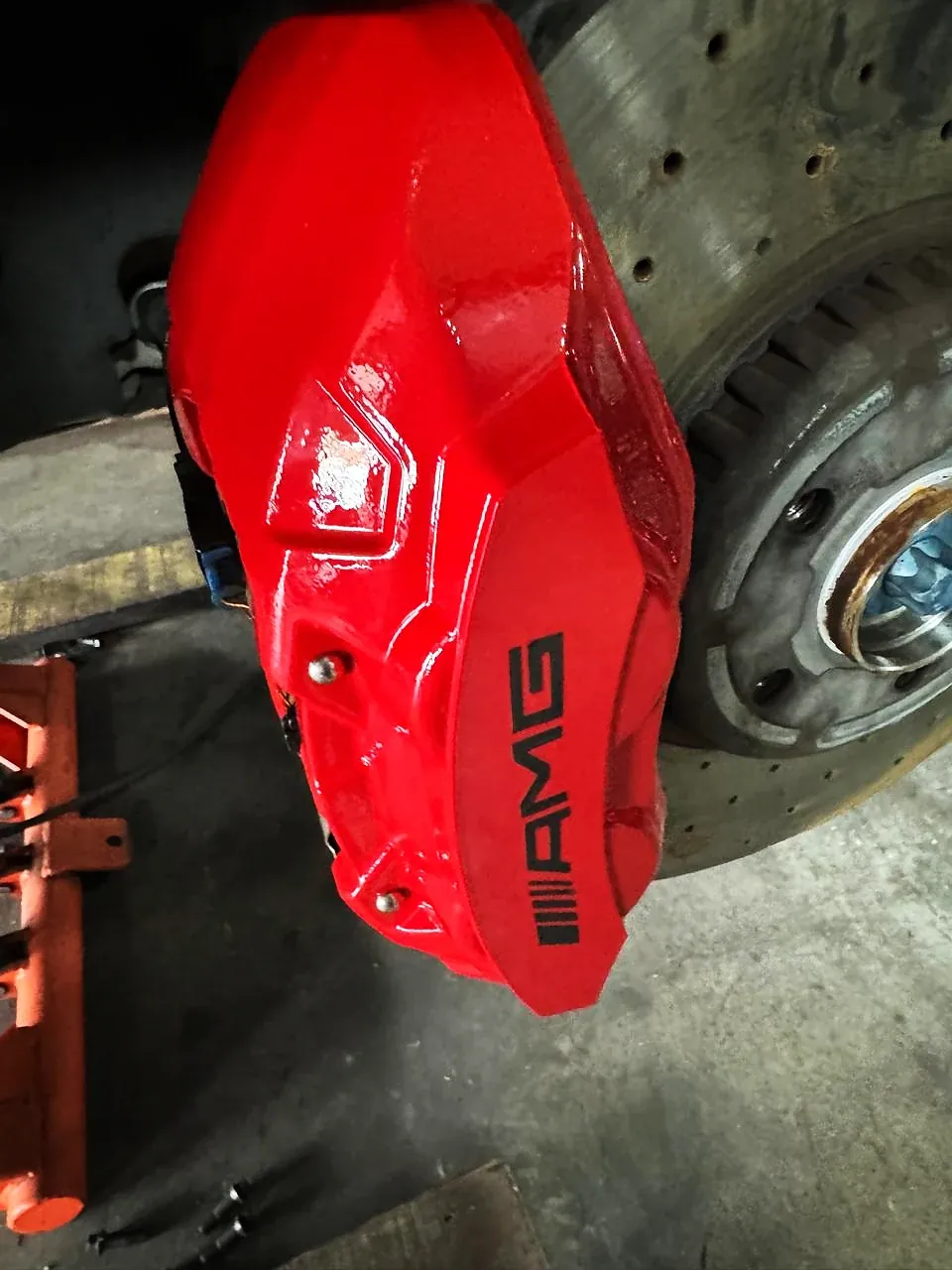 Pinça de freio AMG pintada de vermelho