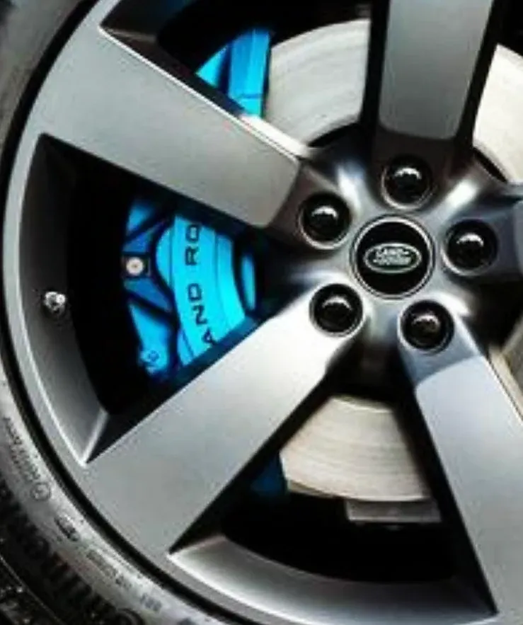Pinça Land Rover azul vista pela roda, em detalhe