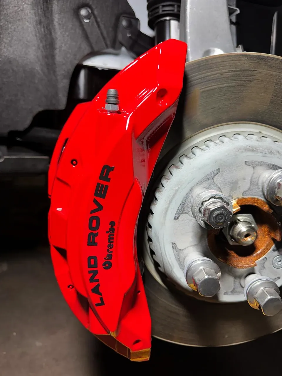 Pinça Land Rover pintada de vermelho, em detalhe