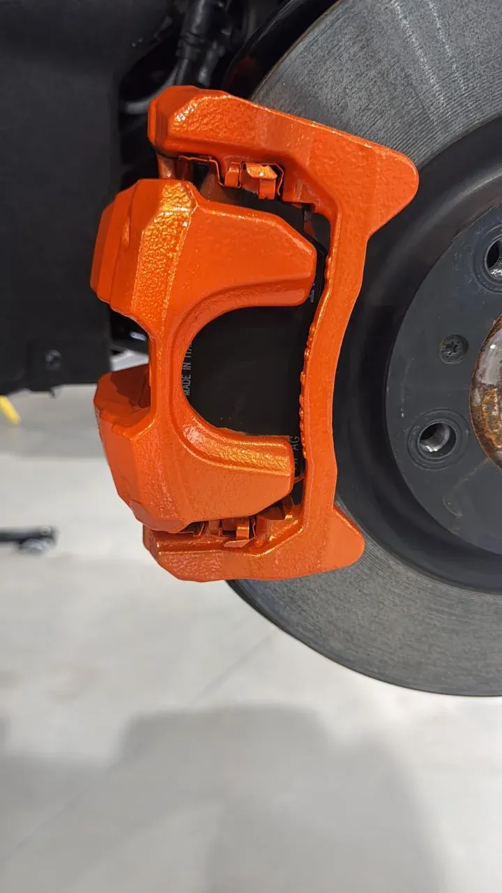 Pinça de freio traseira do Audi e-tron em laranja