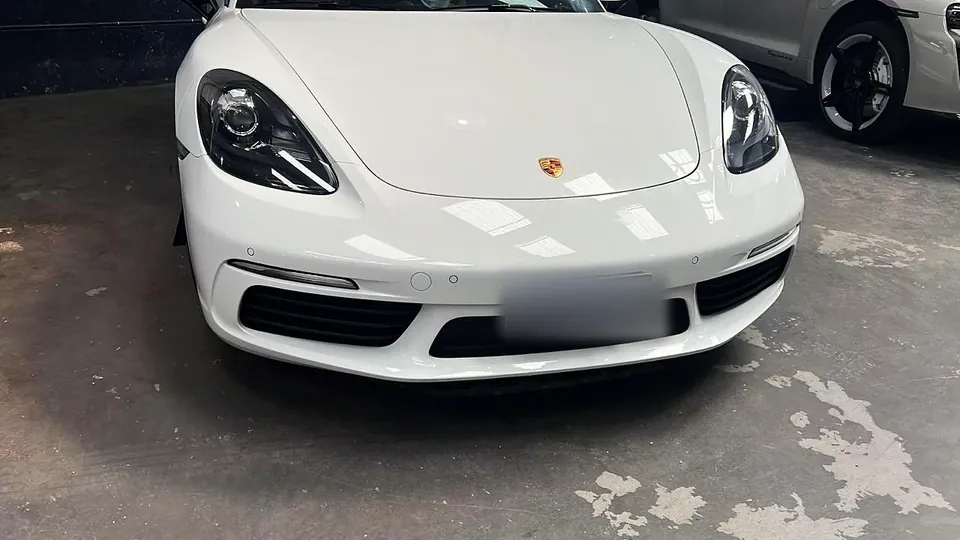 Porsche 718 branco na oficina