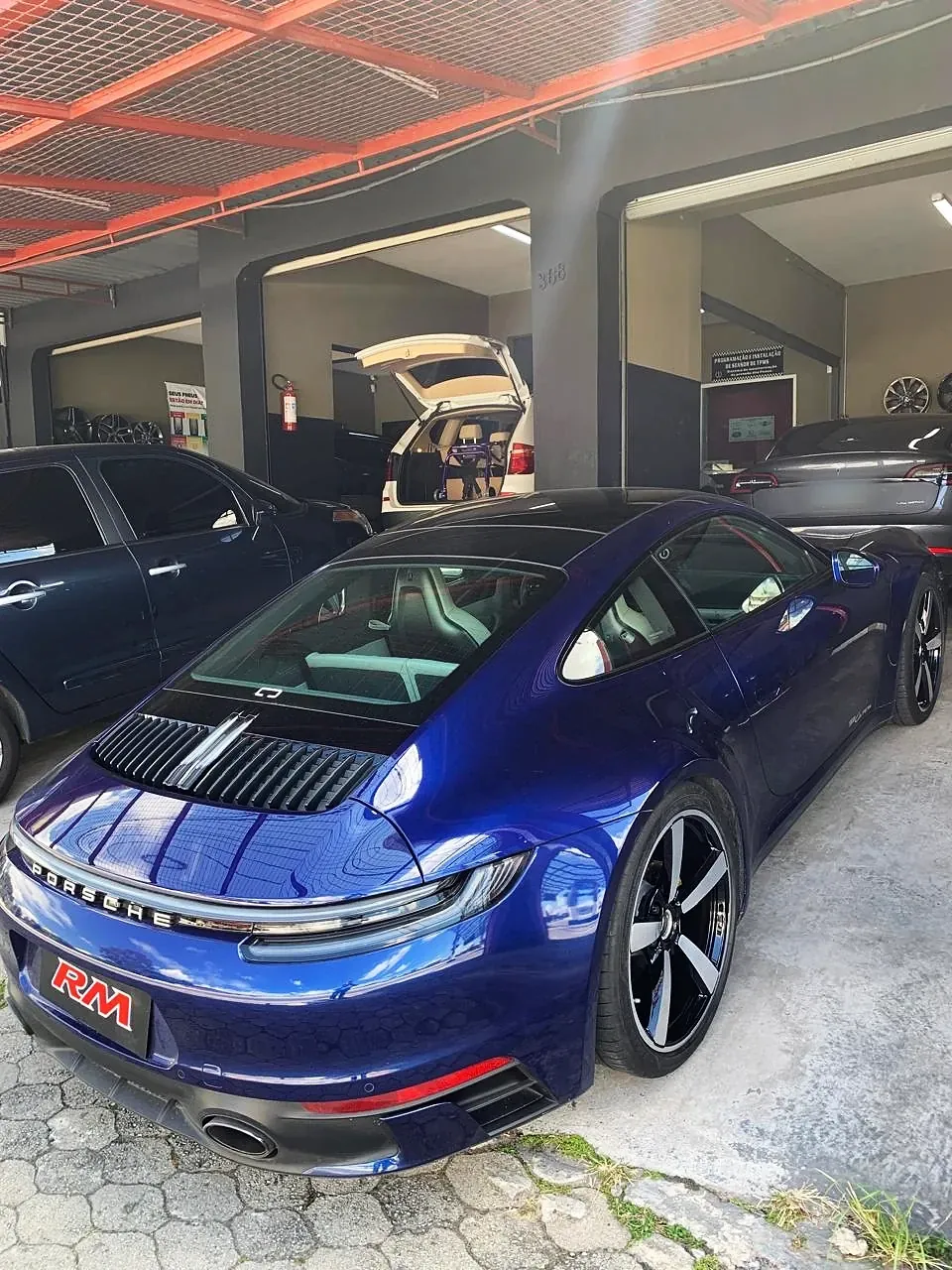 Porsche 911 azul na oficina