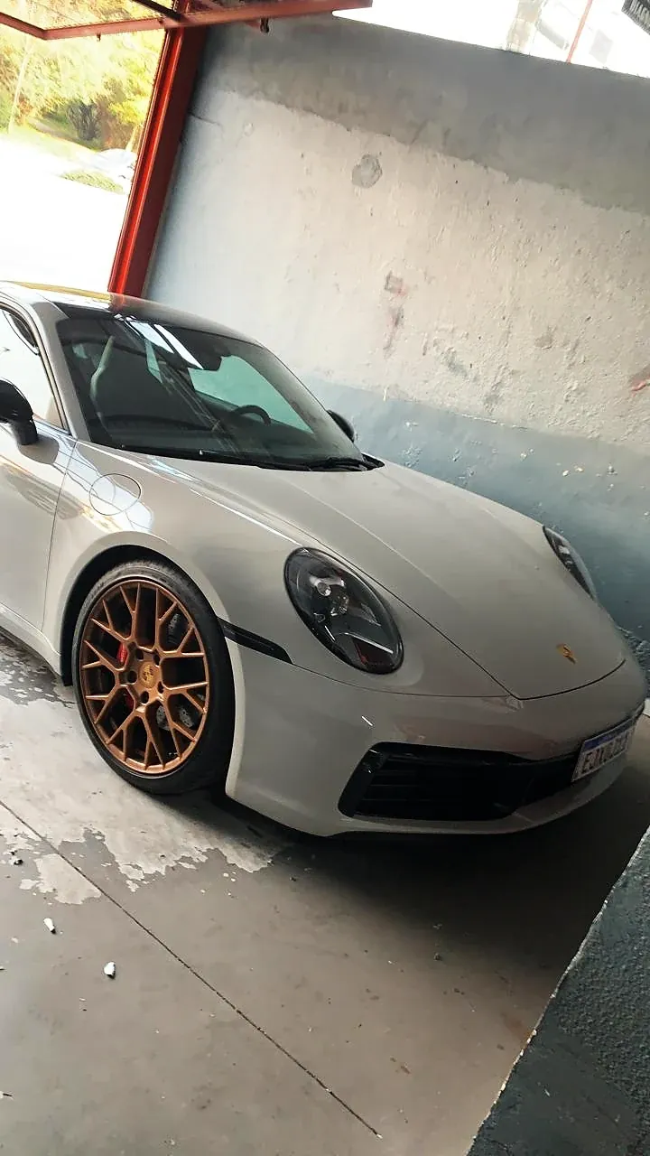 Porsche 911 branco com rodas pintadas em bronze