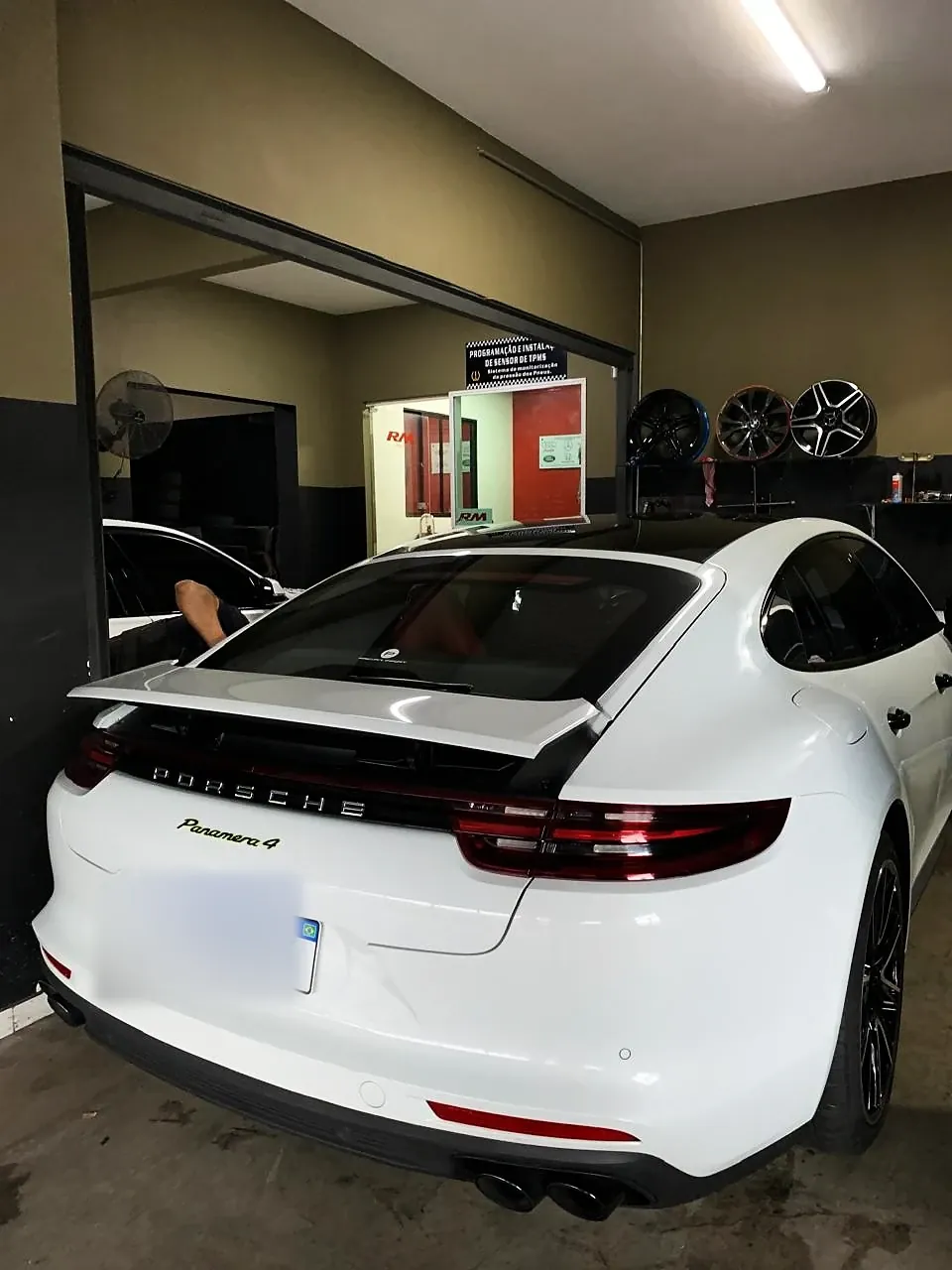 Porsche Panamera branco na oficina