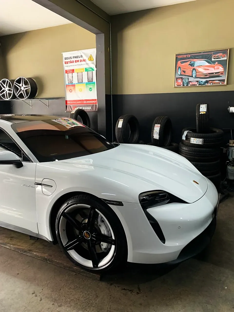 Porsche Taycan branco na oficina da RM
