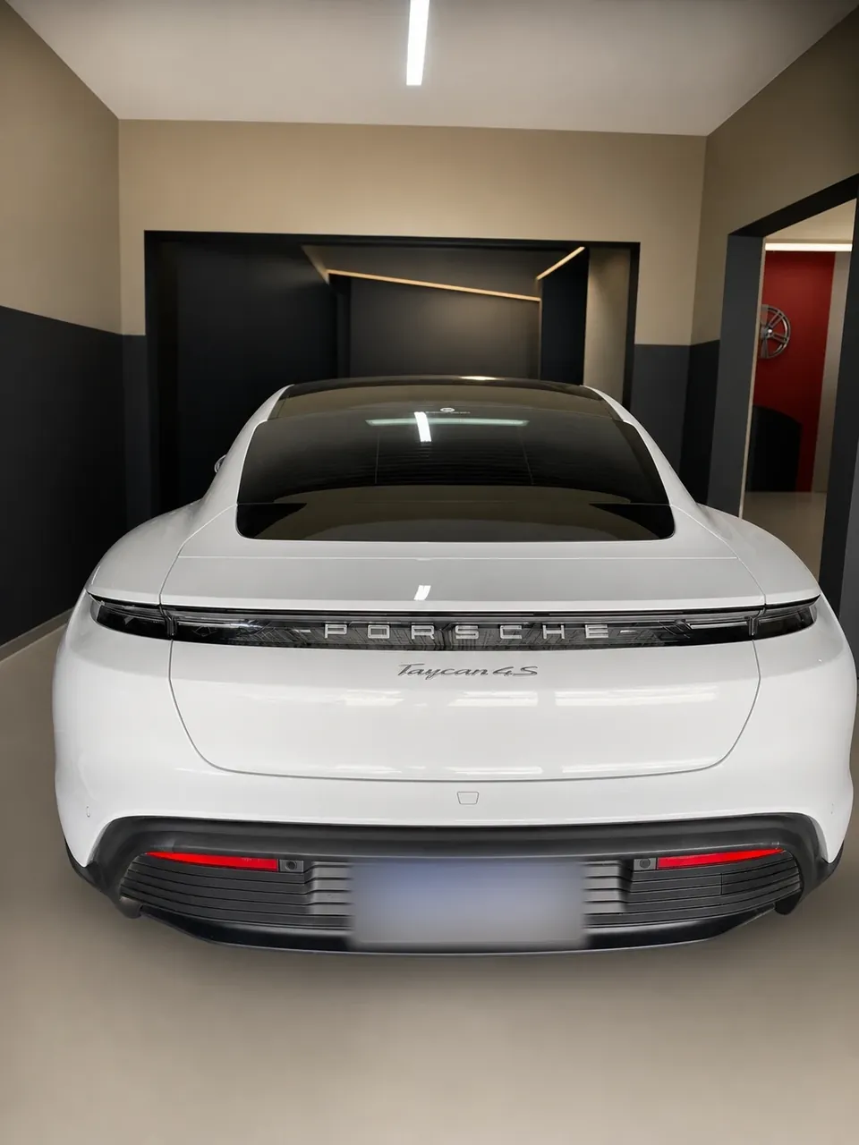 Porsche Taycan 4S branco na oficina da RM Centro Automotivo