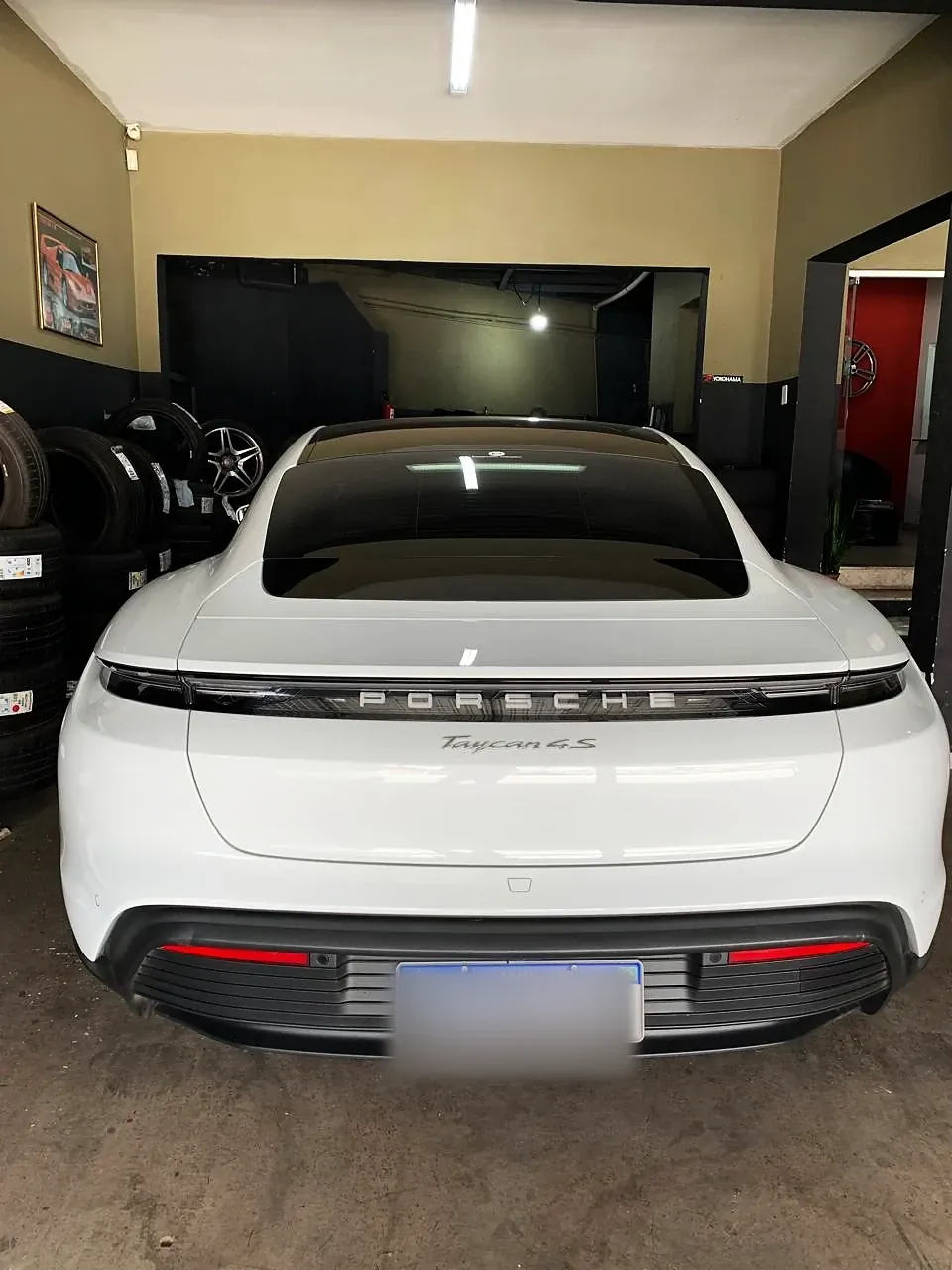 Porsche Taycan 4S branco, traseira, em detalhe