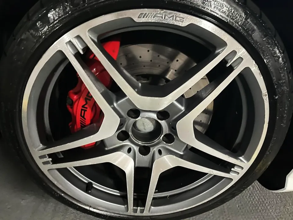 Roda AMG diamantada com face usinada e pinça de freio vermelha