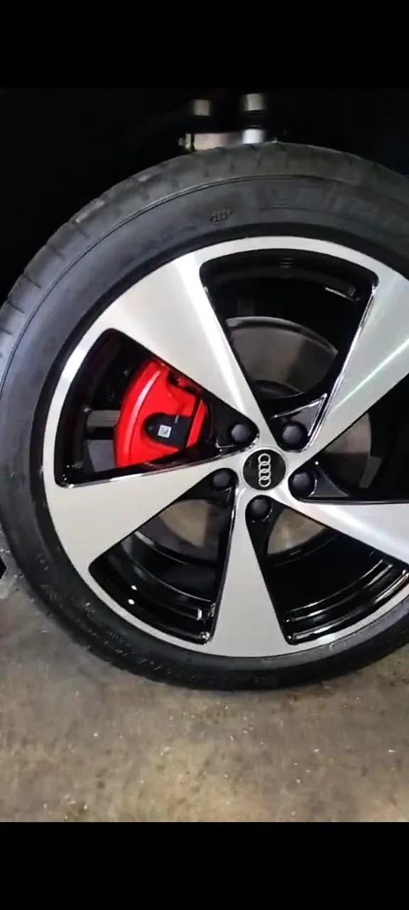 Roda Audi com raios pretos e face usinada, pinça de freio vermelha