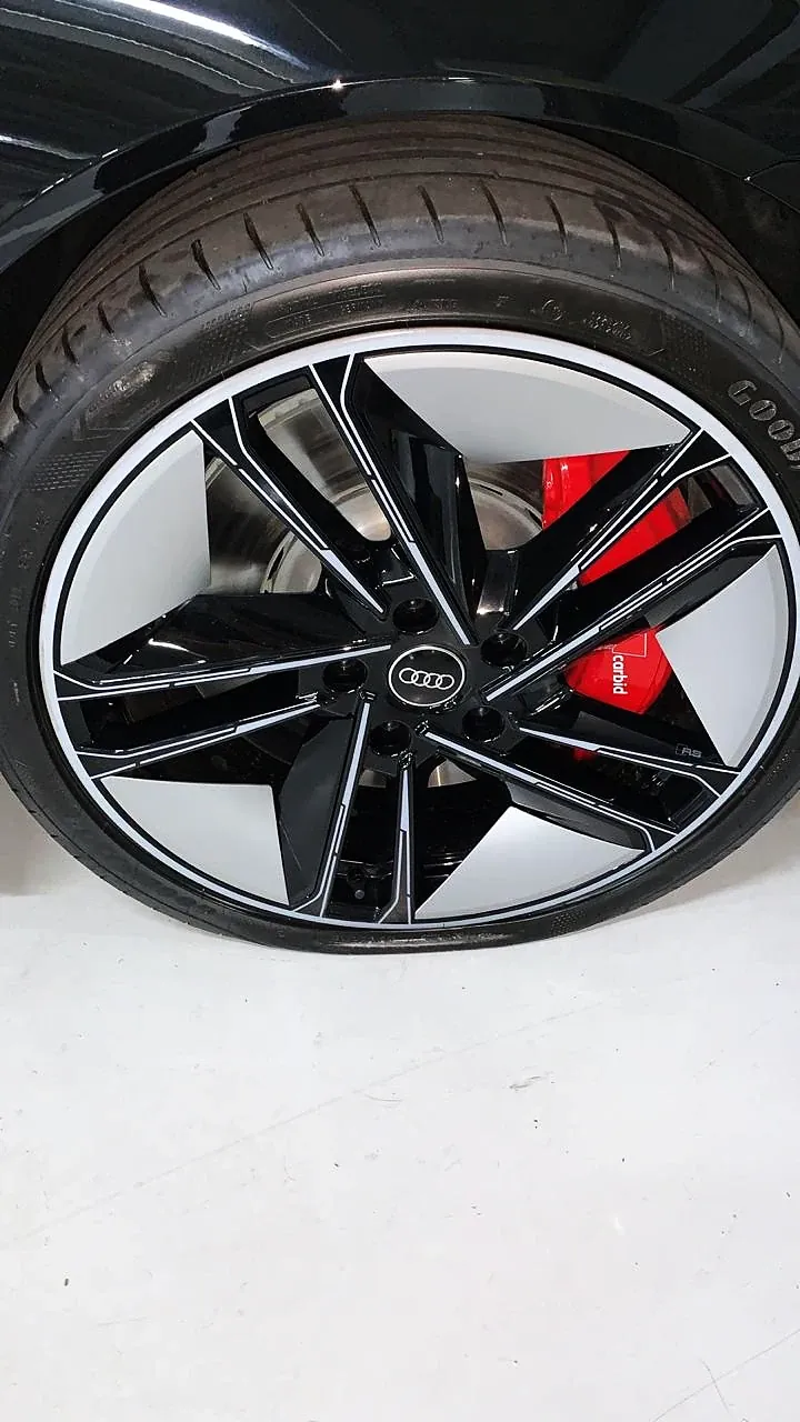 Roda Audi bicolor com pinça vermelha, detalhe da face usinada