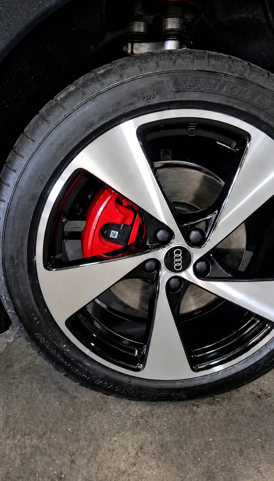 Roda Audi diamantada, com face usinada em alumínio polido e pinça vermelha