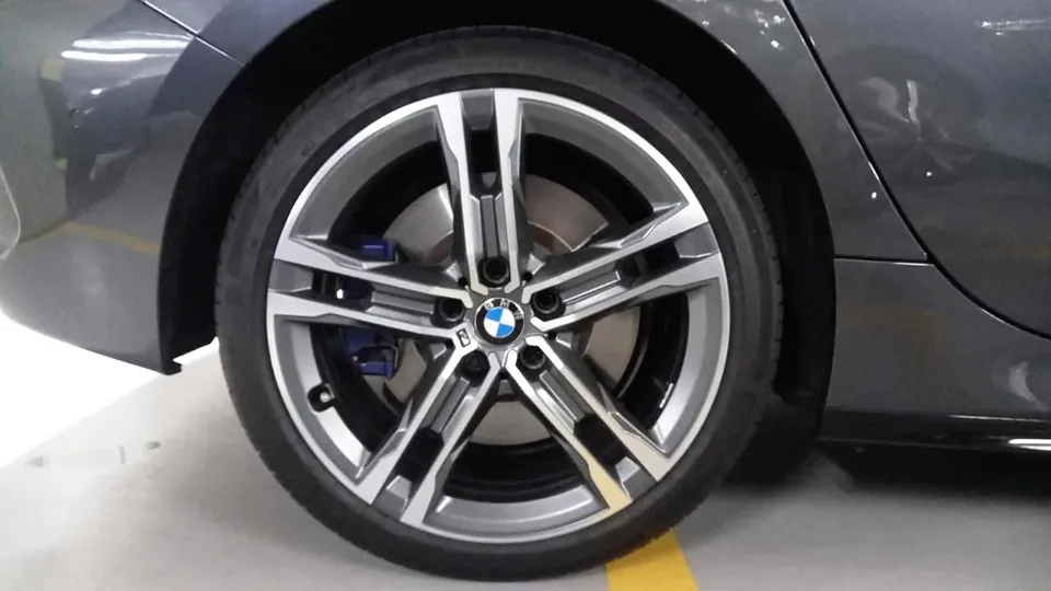 Roda BMW diamantada montada em carro cinza