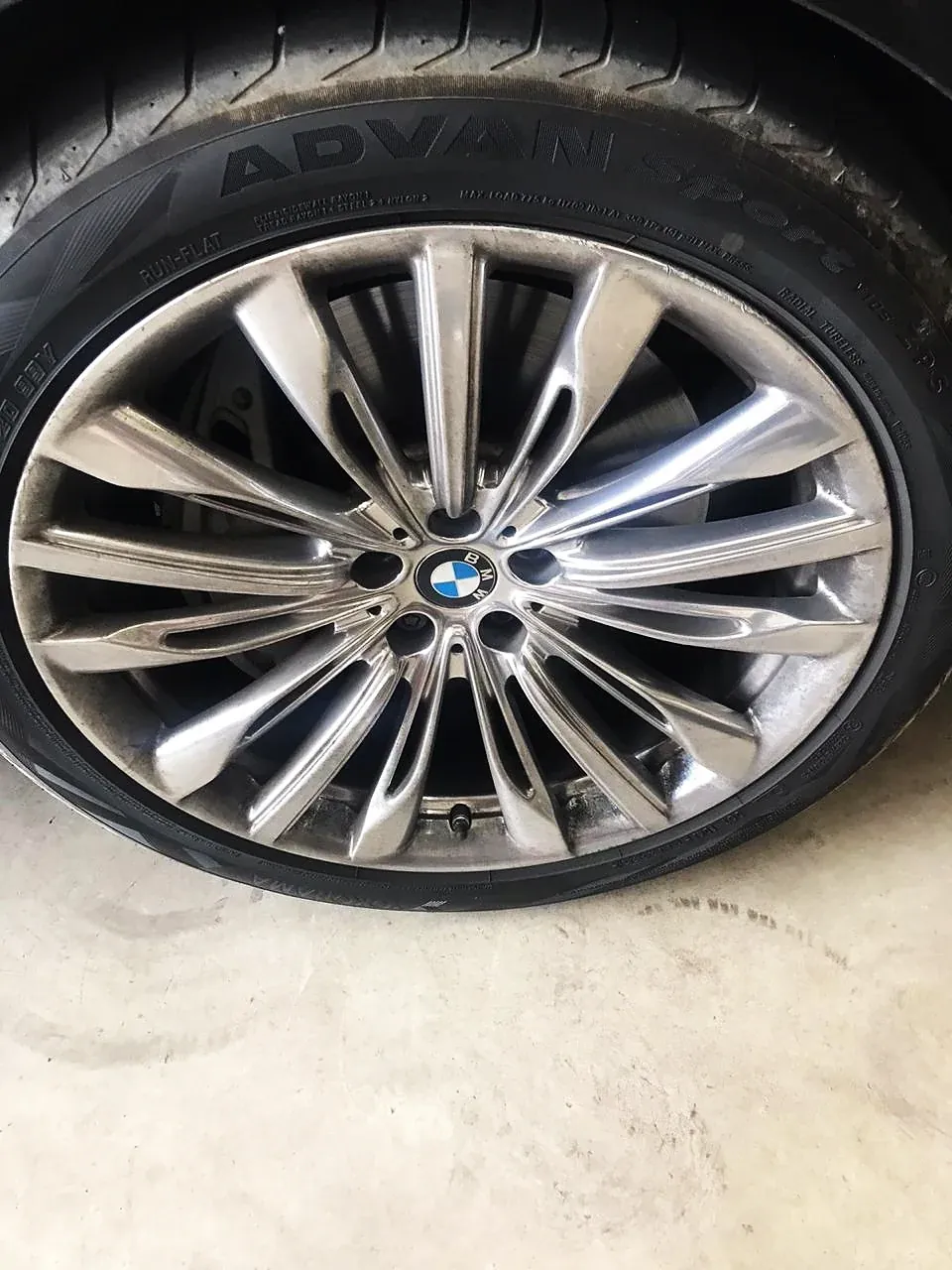 Roda BMW de raios múltiplos diamantada, detalhe