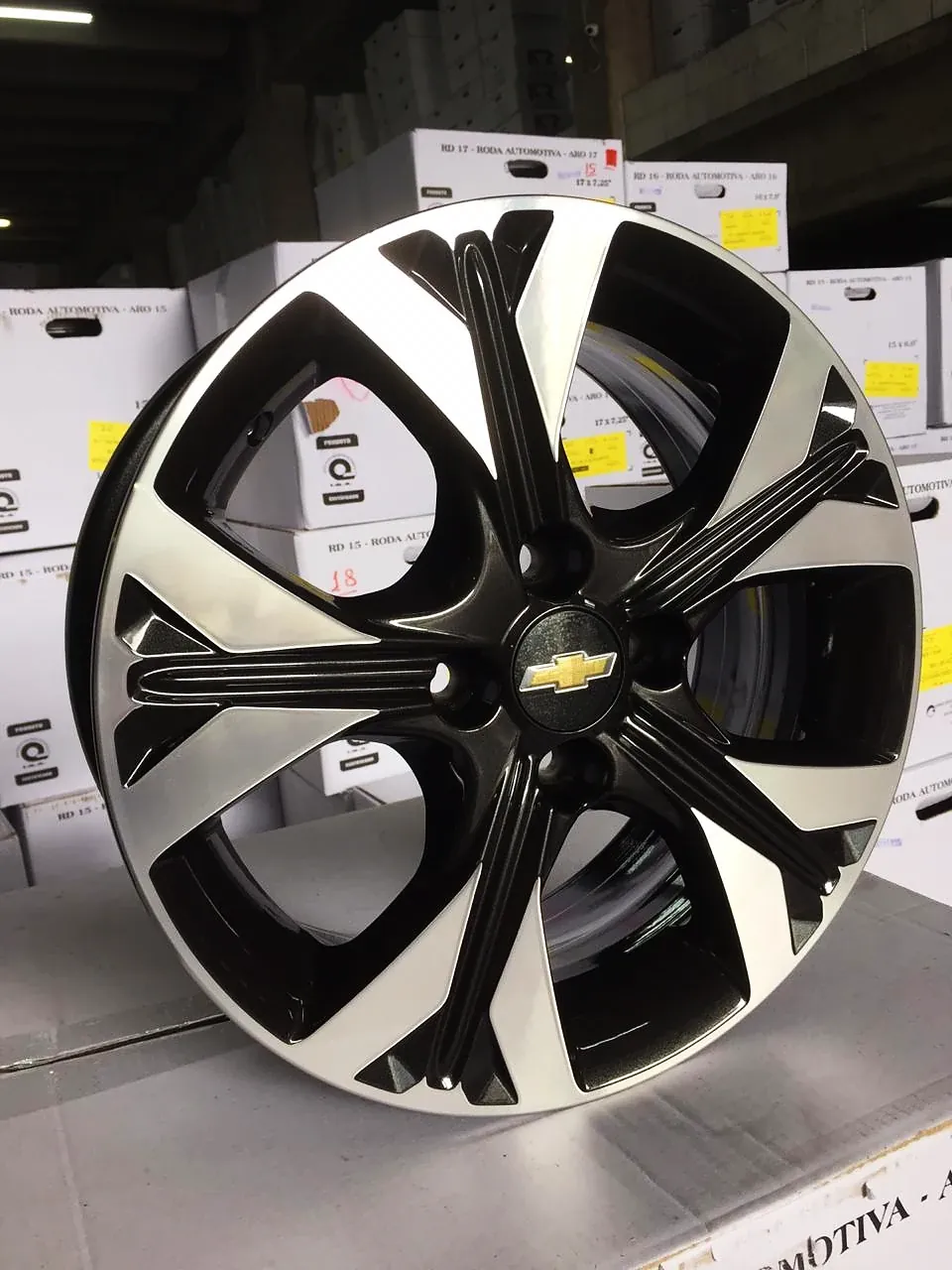 Roda Chevrolet diamantada, com raios pretos e face polida