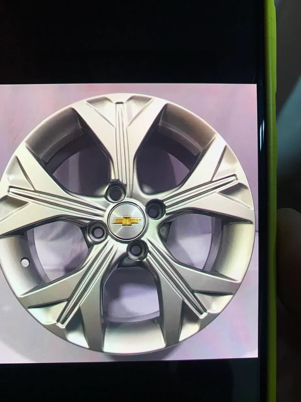 Roda Chevrolet em acabamento prata