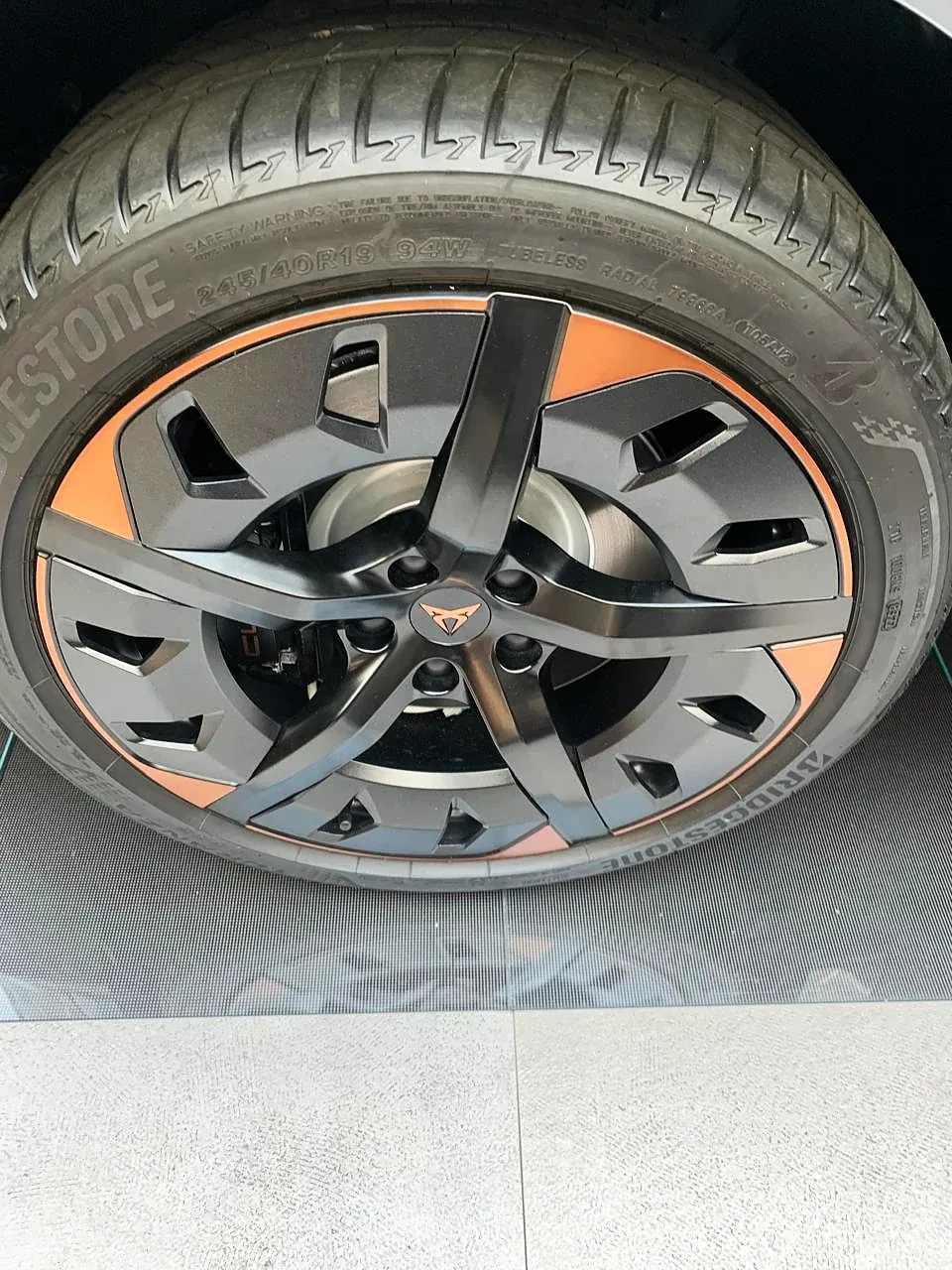 Roda de liga leve recuperada, em acabamento grafite, montada no carro
