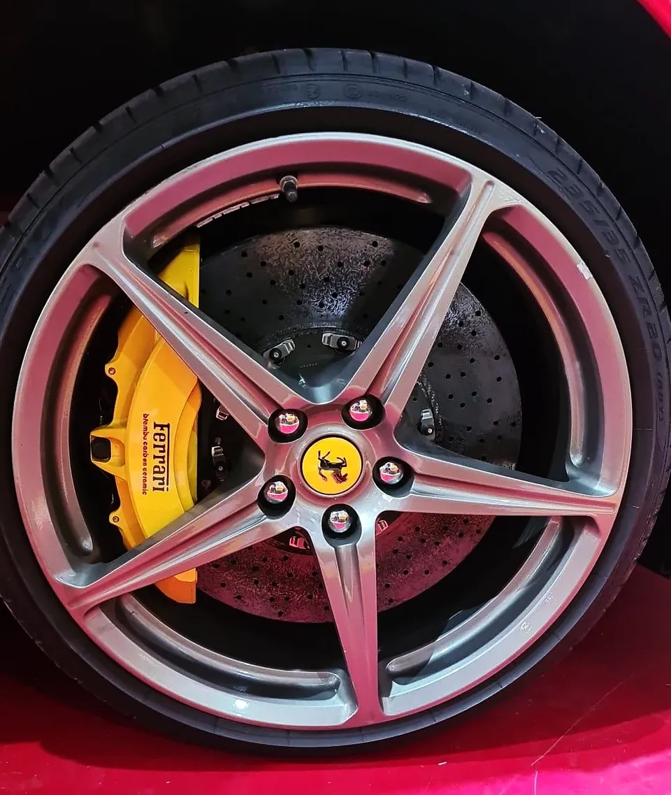 Roda Ferrari com pinça de freio pintada de amarelo