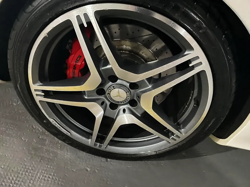Roda Mercedes-AMG diamantada em detalhe, raios usinados e pinça vermelha