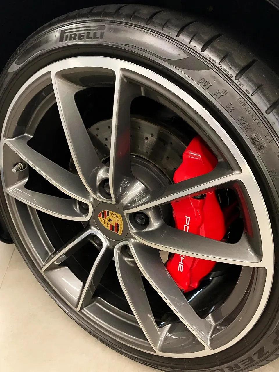 Roda Porsche com pinça de freio pintada de vermelho