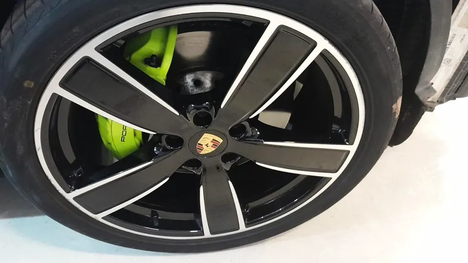 Roda Porsche preta com pinça pintada de verde-limão