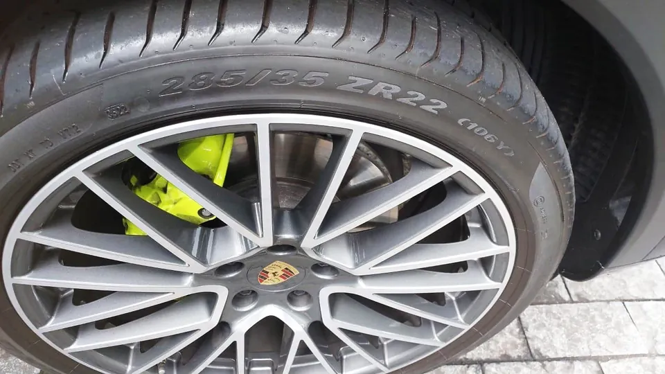 Roda Porsche prata de raios múltiplos com pinça de freio amarela