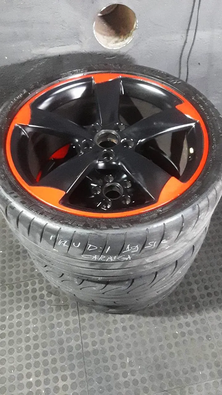 Roda pintada de preto com filete laranja na borda