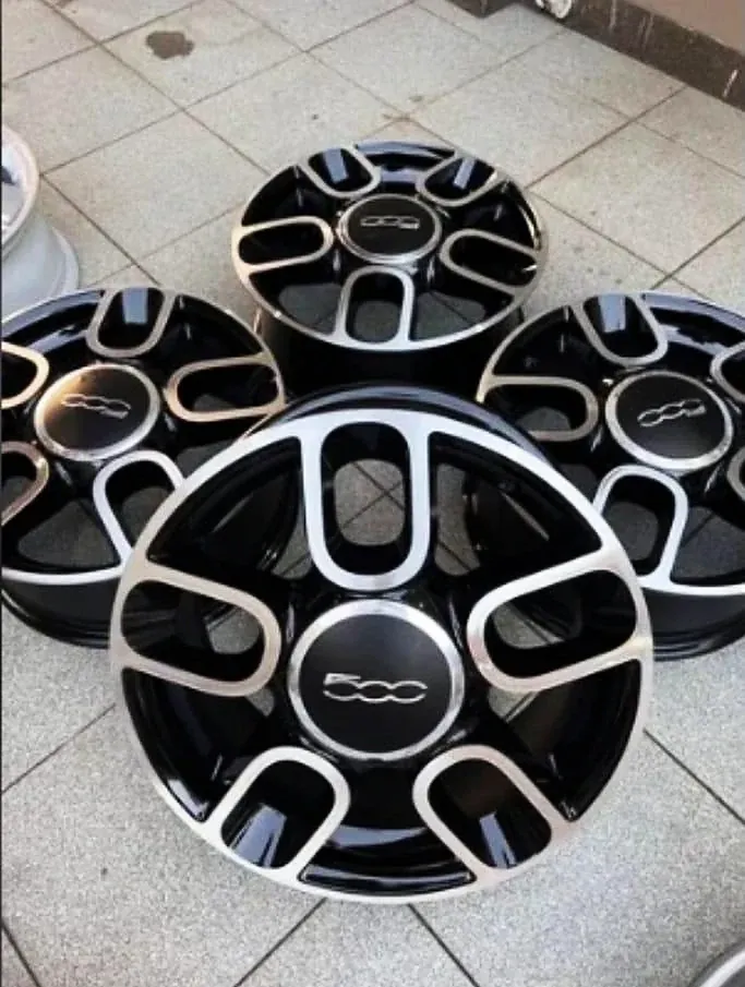 Rodas Fiat 500 diamantadas, empilhadas após o serviço