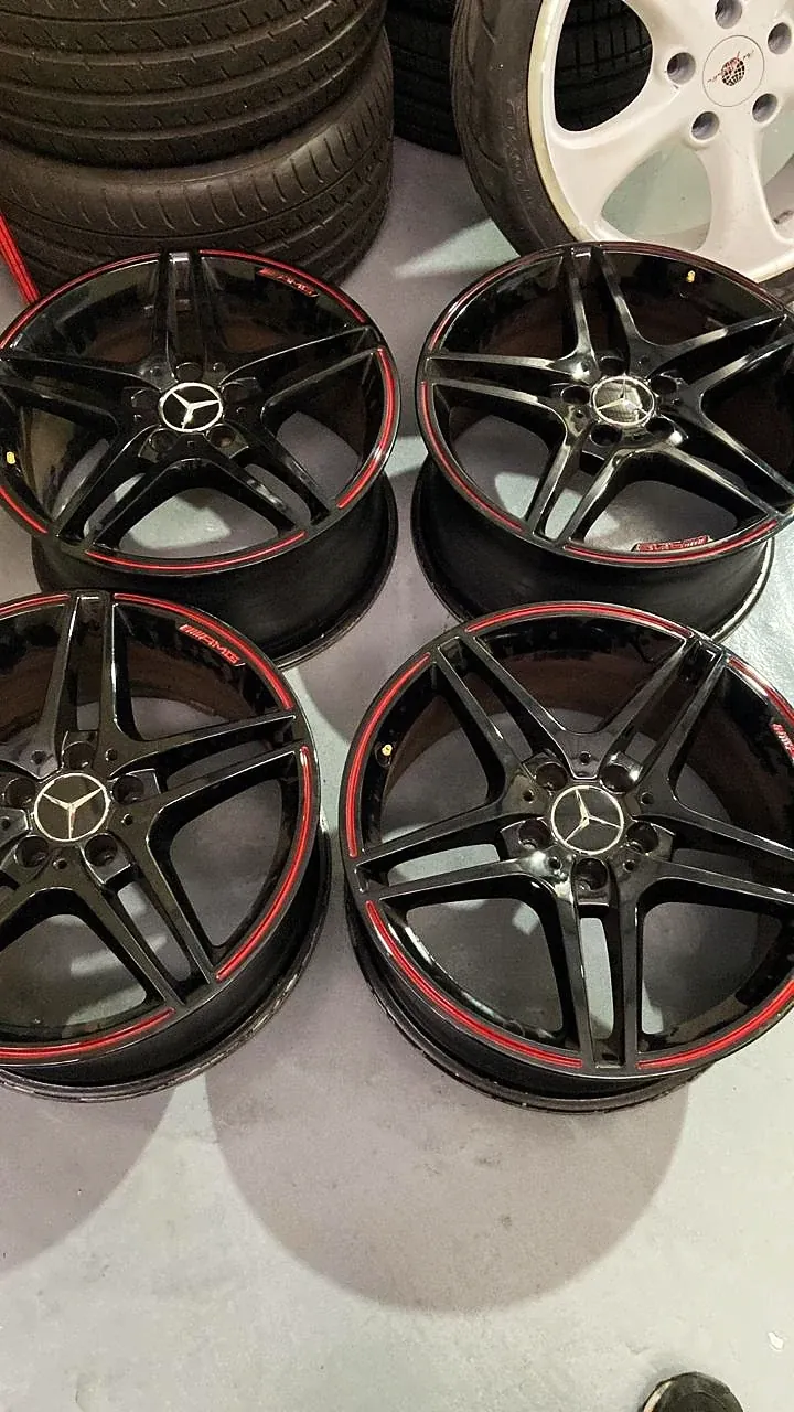 Jogo de rodas Mercedes pintadas de preto com filete vermelho